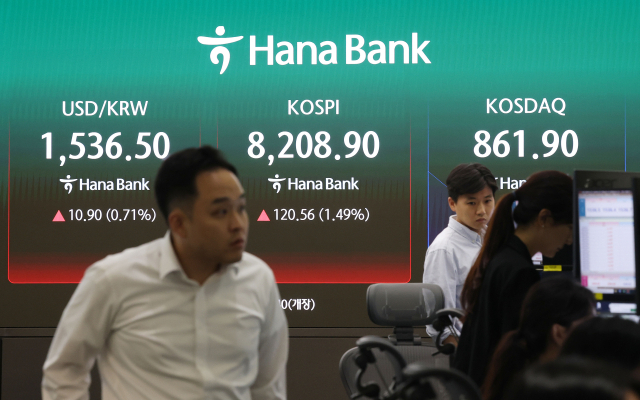 6일 서울 중구 하나은행 본점 딜링룸 현황판에 코스피 등이 표시되고 있다. 연합뉴스
