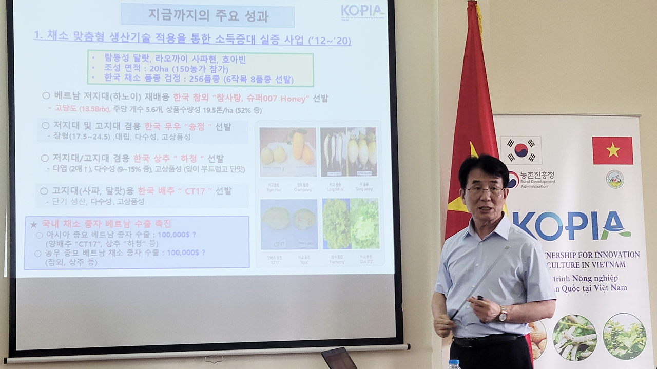 베트남양잠연구소에서 브리핑하는 조명래 코피아 베트남 센터 소장. 사진=농림축산식품부 공동취재단