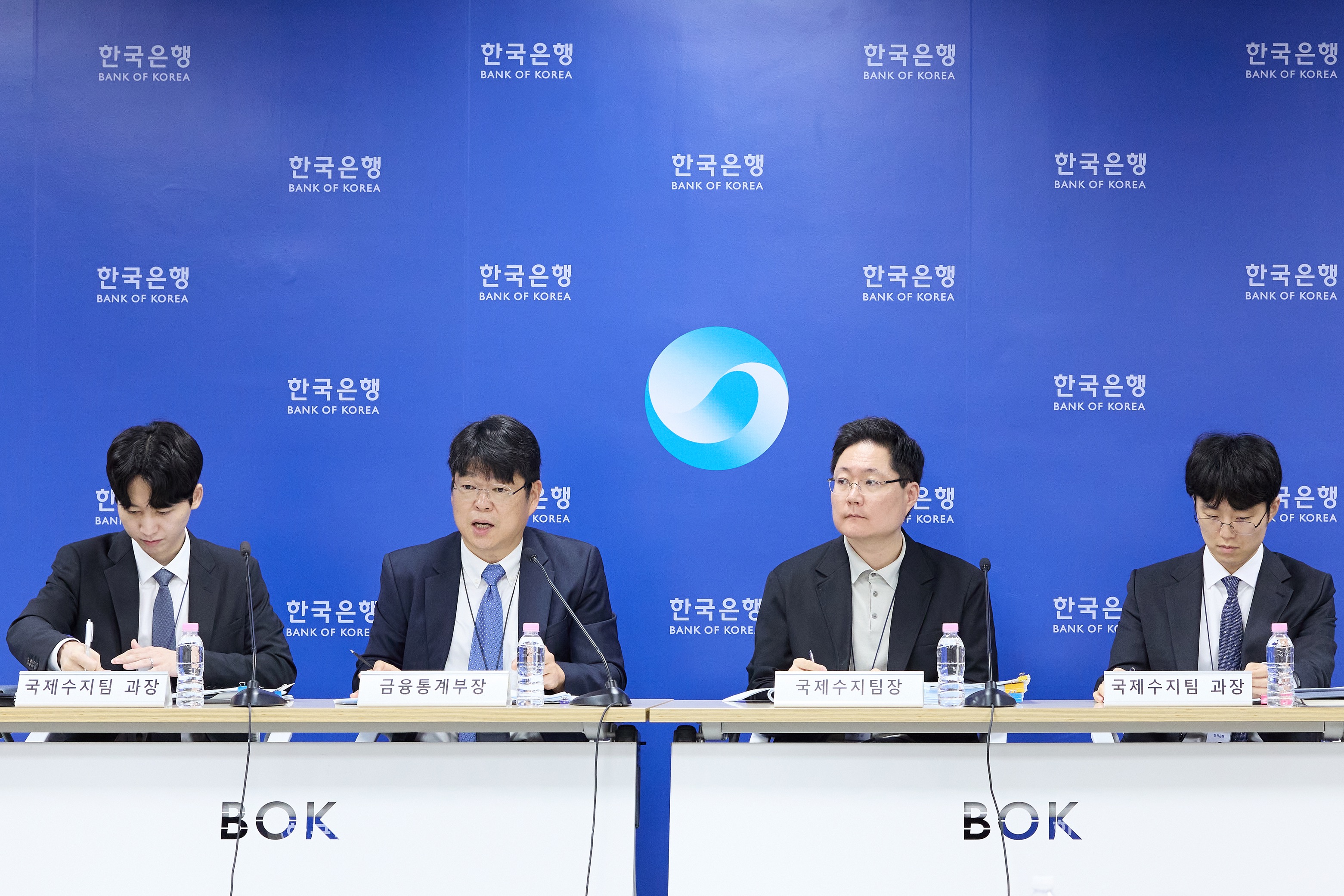 8일 오전 서울 중구 한국은행에서 열린 2026년 5월 국제수지(잠정) 설명회. 왼쪽부터 김준영 국제수지팀 과장, 유성욱 금융통계부장, 박성곤 국제수지팀장, 임연빈 국제수지팀 과장. (사진 제공: 한국은행)