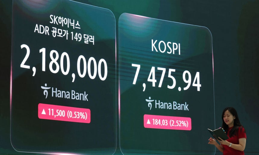 10일 오후 서울 중구 하나은행 딜링룸에 이날 SK하이닉스 주가 지수가 표시되고 있다. 연합뉴스