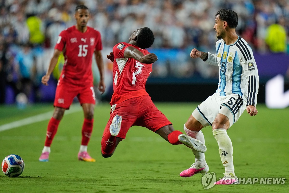 스위스 축구대표팀 공격수 브릴 엠볼로가 넘어지는 문제의 장면. 사진=AP·연합뉴스