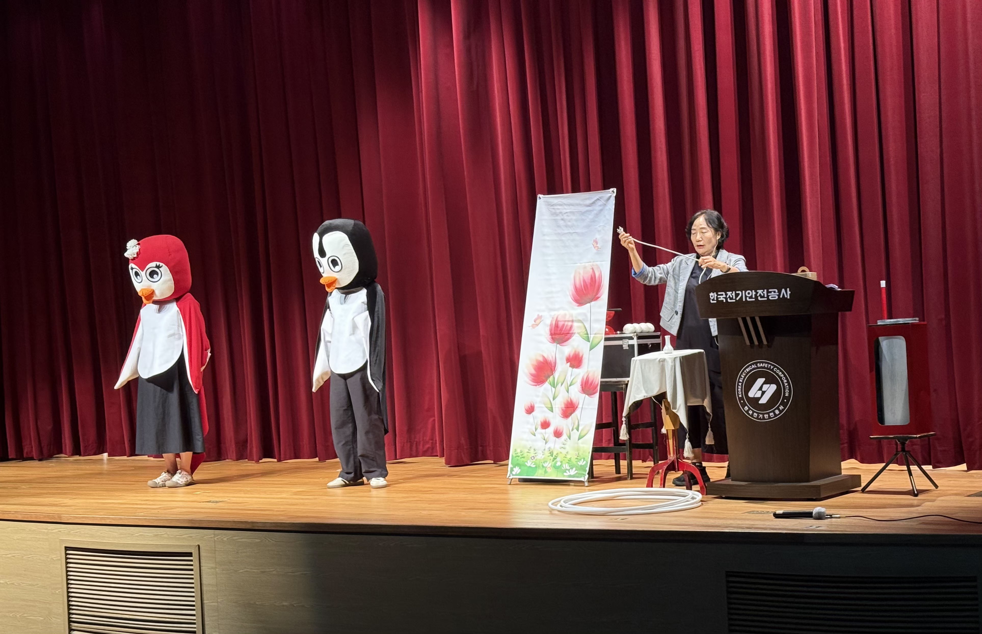 한국전기안전공사는 지난 10일 전북 혁신도시에 있는 본사에서 ‘전북 올-라이트(All-Right) 인형극’을 개최했다고 밝혔다. 사진제공=한국전기안전공사