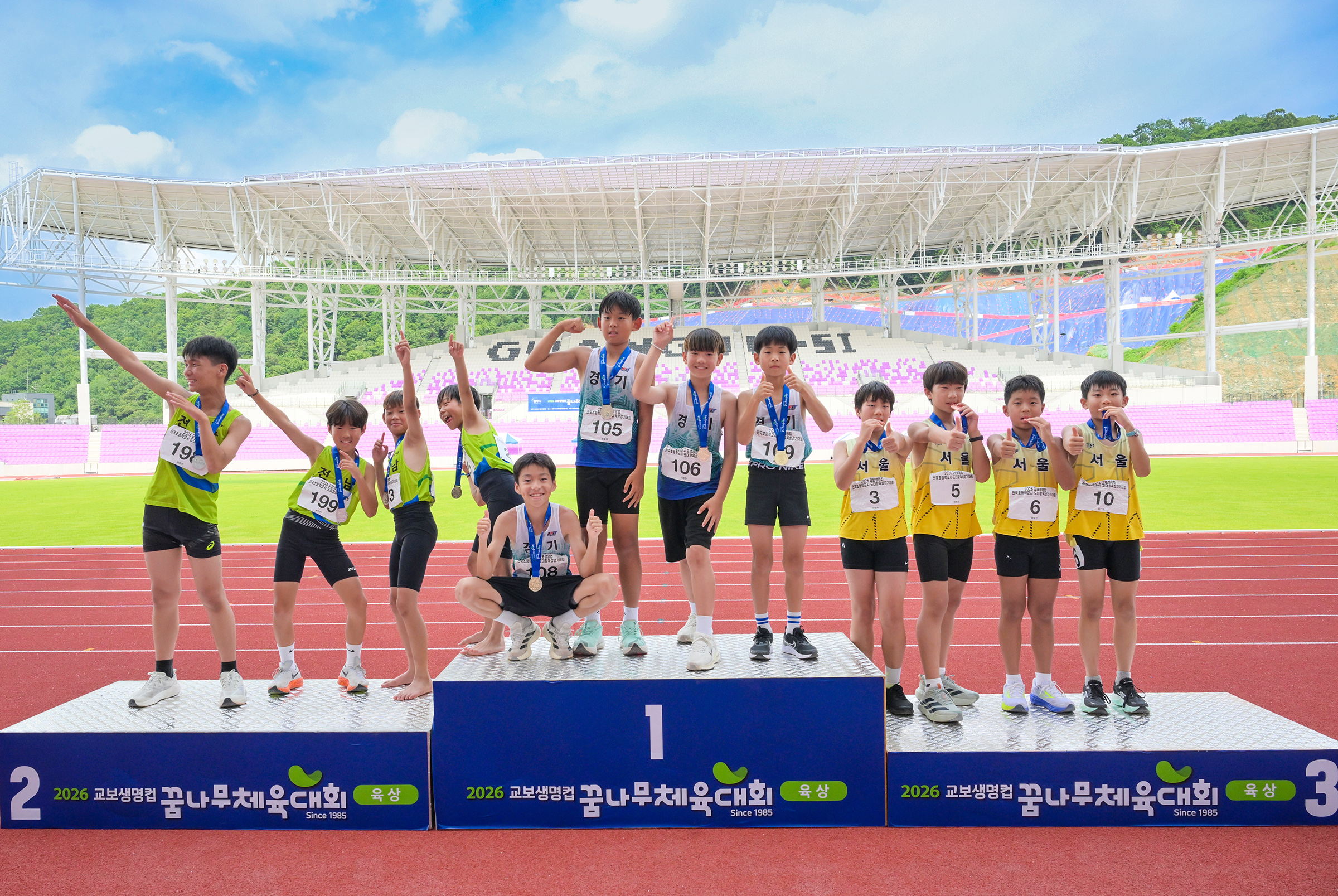 지난 11일 경기도 광주시 G스타디움 육상경기장에서 열린 ‘제42회 교보생명컵 꿈나무체육대회’ 육상 4×100m 계주에서 1~3위를 차지한 선수들이 시상대에 올라 메달을 들고 기념촬영을 하고 있다. 사진=교보생명