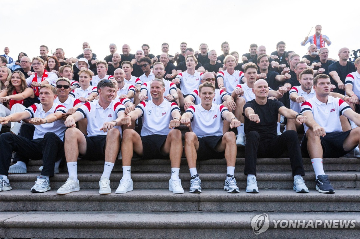 바이킹 노 젓기 세리머니 하는 노르웨이 축구대표팀. 사진=로이터·연합뉴스