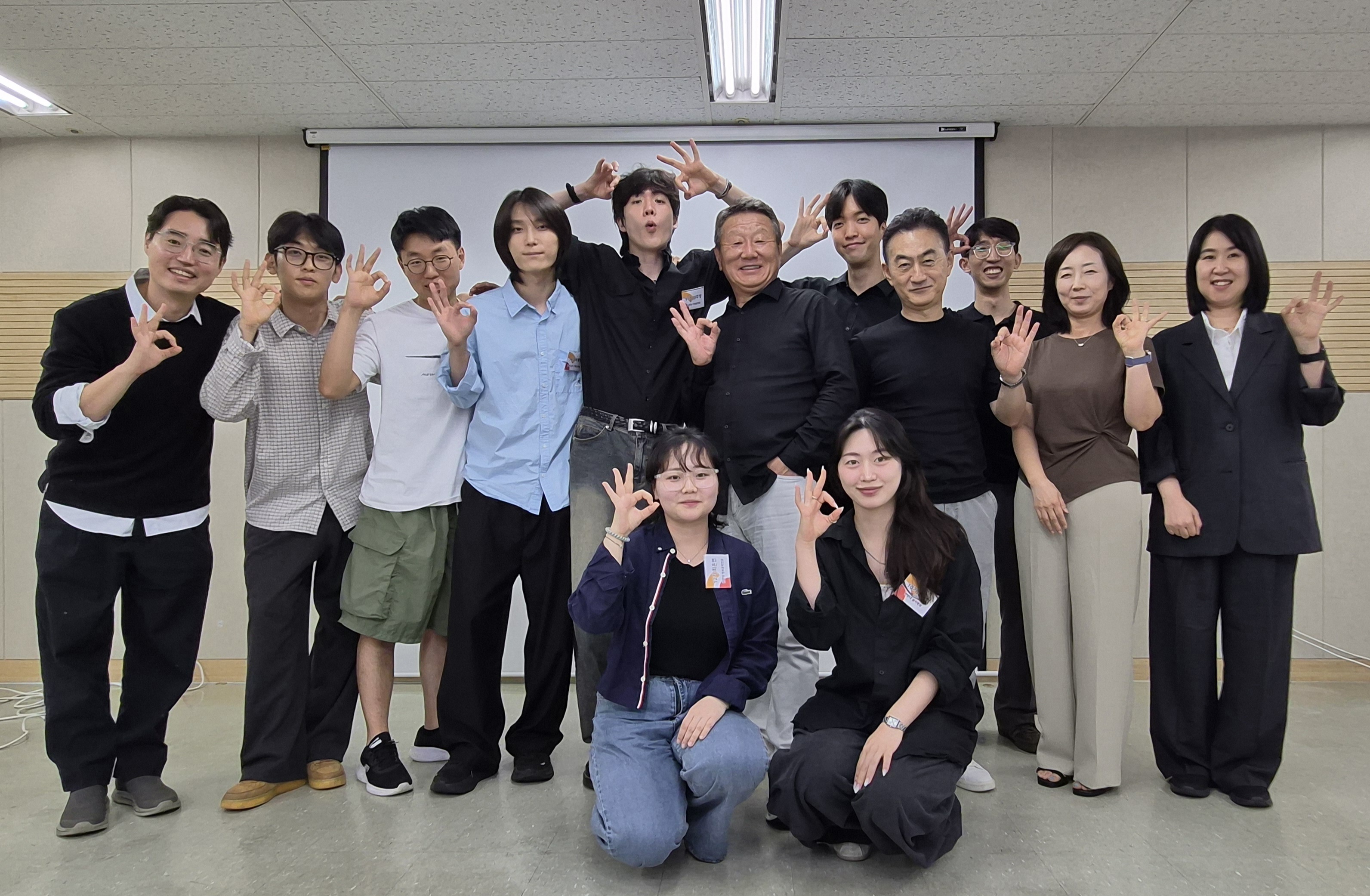 지난 11일 개최된 '제4회 OK배정장학재단 이공계 학술교류회'에서 최윤 OK금융그룹 회장(뒷줄 가운데)과 장학생들이 단체 기념촬영을 하고 있다. 사진=OK금융그룹