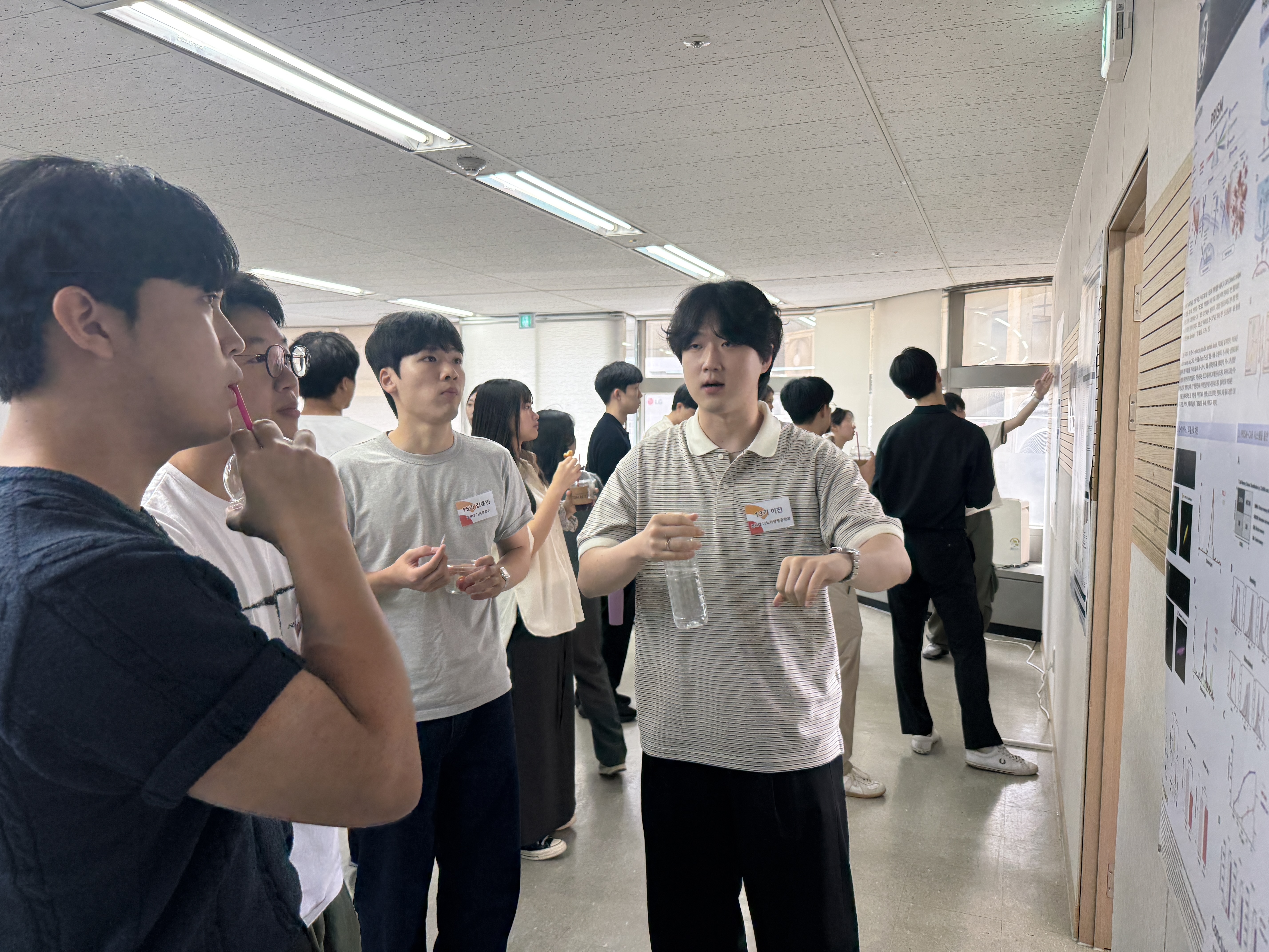 제4회 OK배정장학재단 이공계 학술교류회'에 참가한 장학생들이 연구 주제에 대해 토론하고 있다. 사진=OK금융그룹