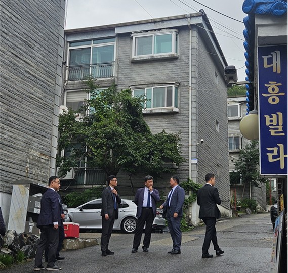 시흥동 사업지를 점검하는 강경민 극동건설 대표이사 (오른쪽에서 세 번째). 사진=극동건설