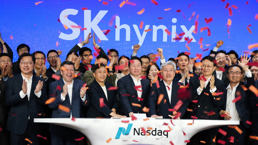 지난 10일 오전(현지시간) 미국 뉴욕 나스닥 마켓사이트에서 열린 '오프닝 벨' 행사에서 최태원 SK그룹 회장, 곽노정 SK하이닉스 CEO, 고승범 SK하이닉스 사외이사 겸 이사회 의장이 타종을 하며 나스닥 ADR 거래 개시를 알리고 있다. SK하이닉스