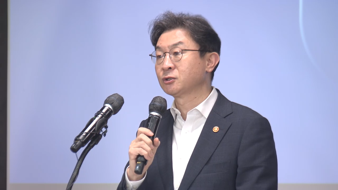 이억원 금융위원장이 15일 오후 서울 중구 은행회관에서 열린 부동산 금융정책 국민의견 경청 토론회에서 발언하고 있다.
