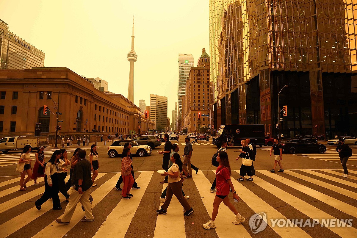 15일(현지시간) 캐나다 온타리오주 토론토 시내에서 사람들이 걷고 있다. 사진=AFP·연합뉴스