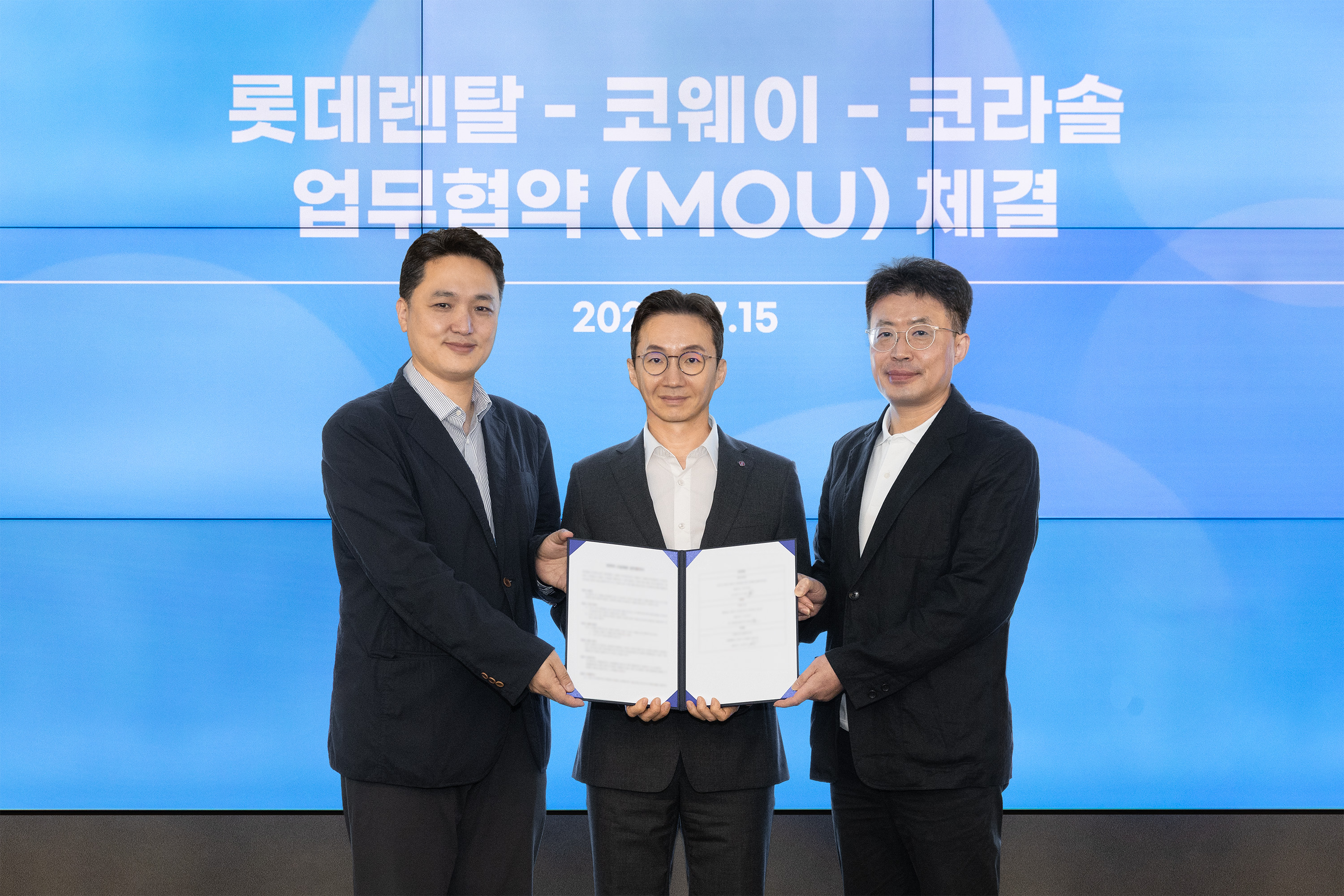 지난 15일 서울 구로구 지타워에서 진행된 업무협약식에서 (왼쪽부터) 문석환 코웨이 사업관리실장, 조근행 롯데렌탈 마케팅부문장, 김명곤 코웨이라이프솔루션 대표이사가 기념 촬영을 하고 있다. (사진=코웨이)
