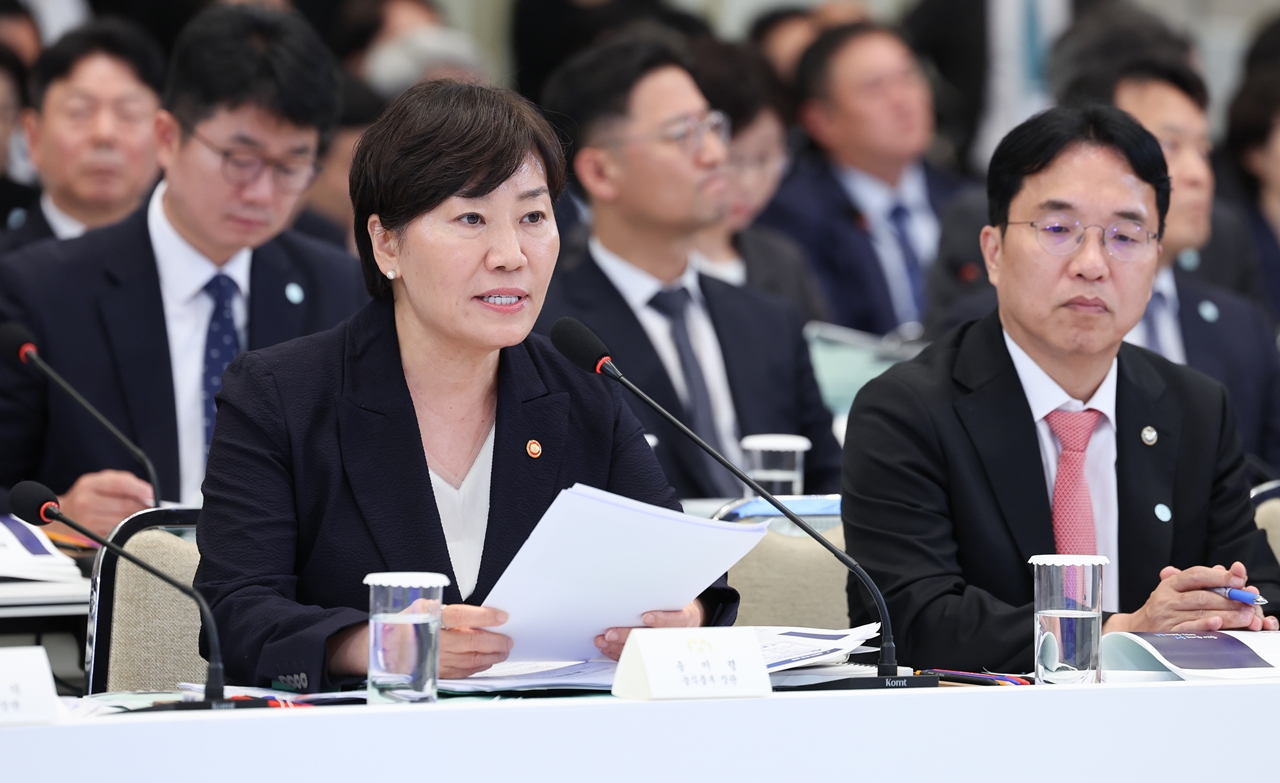 송미령 농림축산식품부 장관이 16일 청와대 영빈관에서 열린 이재명 대통령 주재 부처 업무보고에서 보고하고 있다.