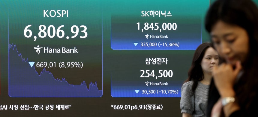 13일 서울 중구 하나은행 본점 딜링룸에 코스피와 SK하이닉스, 삼성전자 주가가 표시돼 있다. 연합뉴스