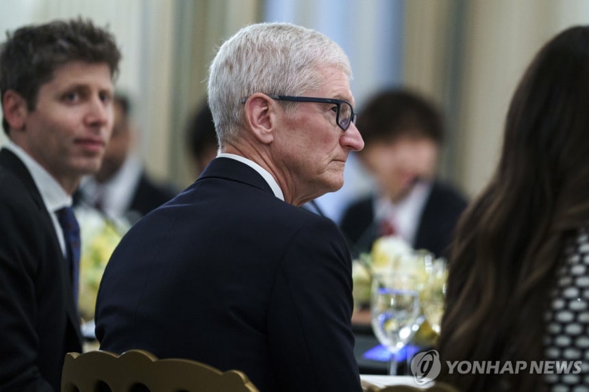 샘 올트먼(왼쪽) 오픈AI CEO와 팀 쿡 애플 CEO. 사진=연합뉴스