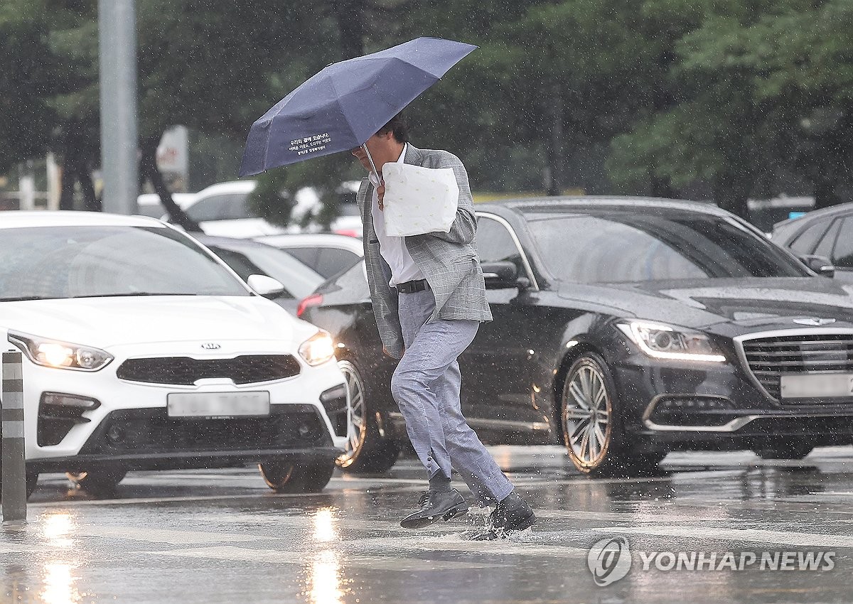 호우주의보가 발효된 17일 대구 수성구 두산오거리에서 한 시민이 물이 차오른 횡단보도를 건너고 있다. 사진=연합뉴스