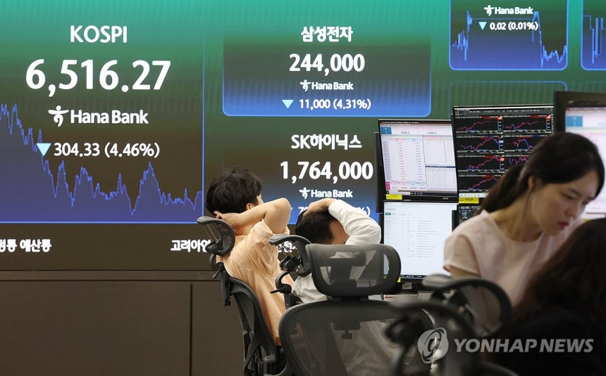 20일 서울 중구 하나은행 딜링룸에서 직원들이 업무를 보고 있다. 연합뉴스
