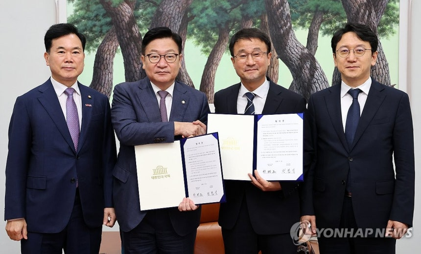 (왼쪽부터) 김승수 국민의힘 원내운영수석부대표, 정점식 국힘 원내대표, 한병도 더불어민주당 대표 직무대행 겸 원내대표, 천준호 민주당 원내운영수석부대표. (사진=연합뉴스)