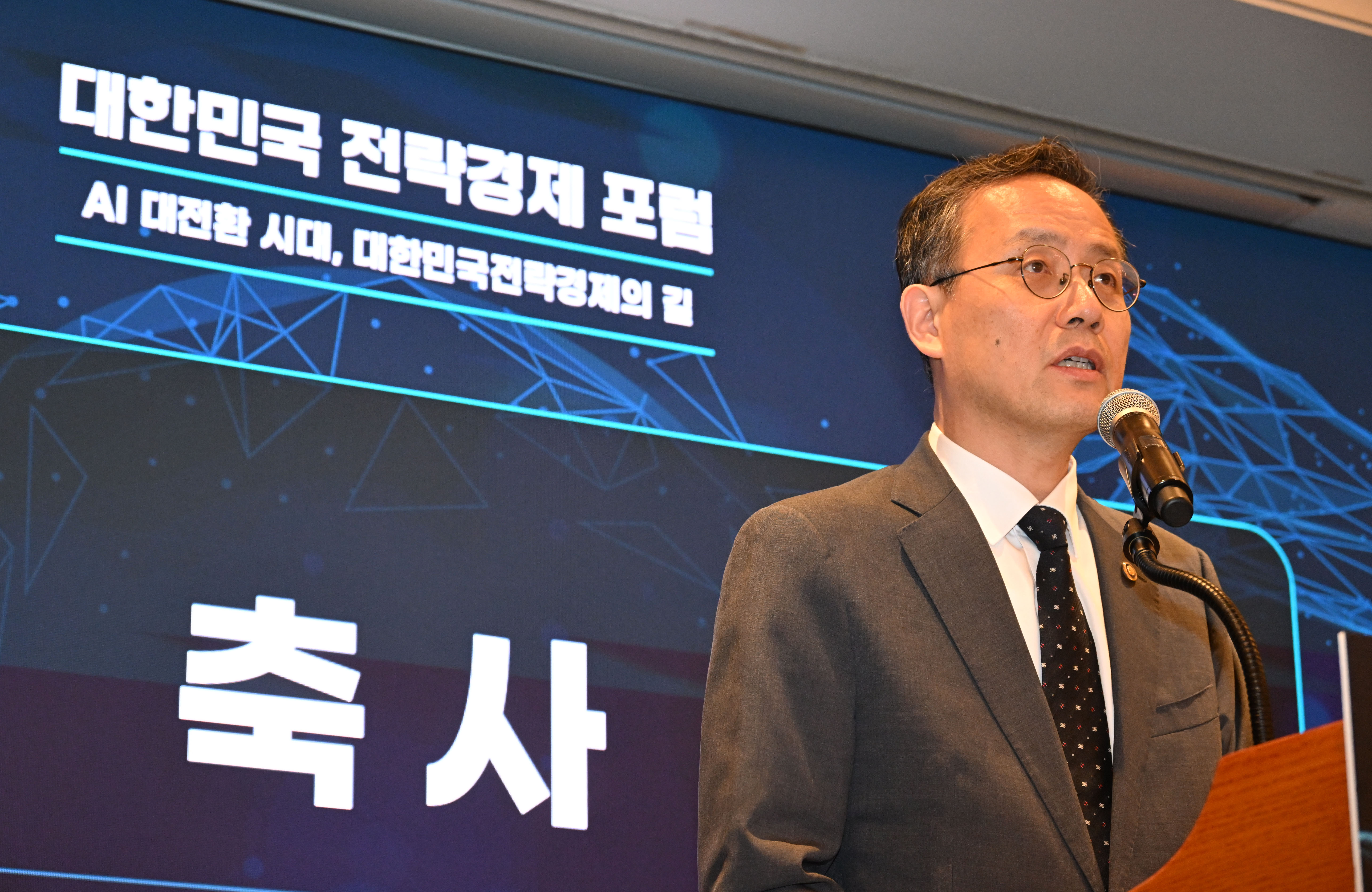 이형일 재정경제부 1차관이 21일 서울 중구 롯데호텔에서 재정경제부와 산업연구원 공동주최로 열린 '대한민국 전략경제 포럼: AI 대전환 시대, 대한민국 전략경제의 길'에 참석, 축사하고 있다.
