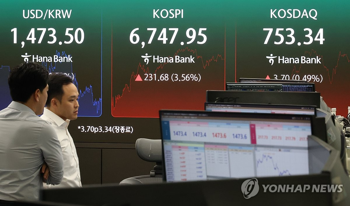 21일 서울 하나은행 본점 딜링룸에서 직원들이 증시와 환율을 모니터하고 있다. 연합뉴스