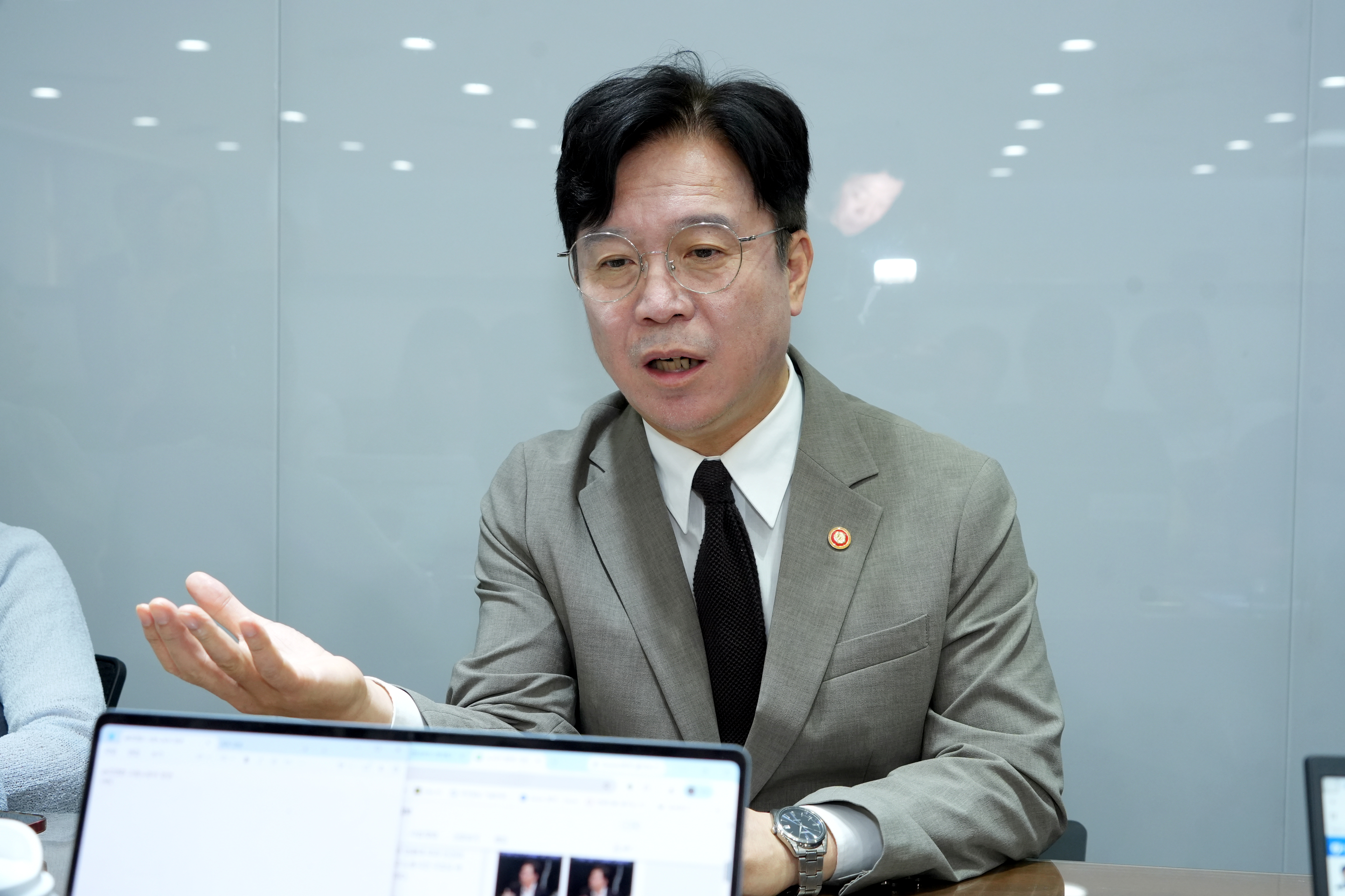 김영훈 고용노동부 장관이 22일 정부세종청사에서 열린 출입기자단 차담회에서 기자단과 질의응답을 하고 있다 (사진=고용노동부)
