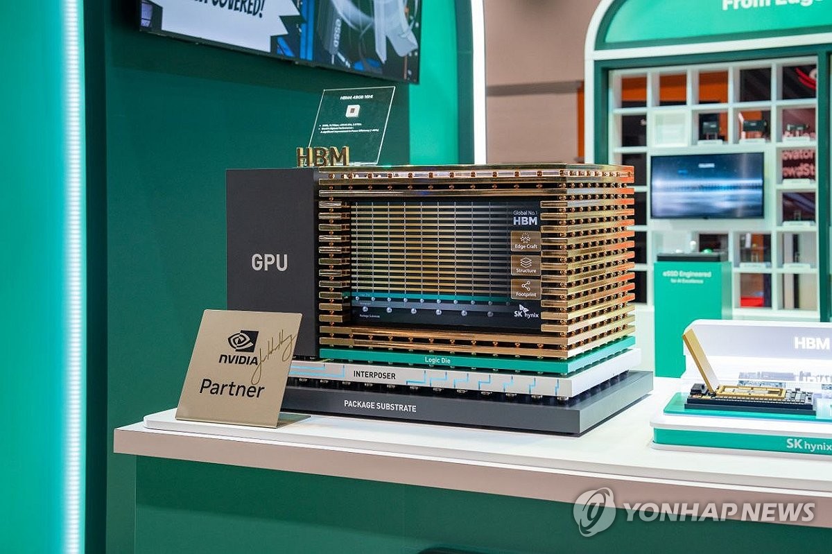 SK하이닉스 고대역폭메모리(HBM)4의 16단 내부 구조를 보여주는 모형 전시물. [사진=연합뉴스)