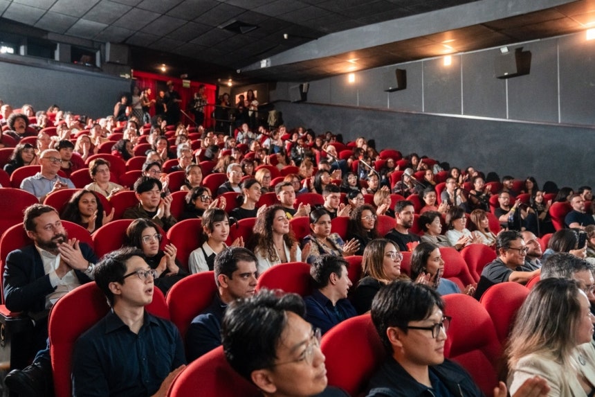 지난해 열린 ‘한국 영화 상영회’에 참석한 현대자동차 브라질 법인(HMB) 직원과 현지 주민들이 영화 상영 후 박수 갈채를 보내고 있는 모습 (현대자동차그룹 제공)
