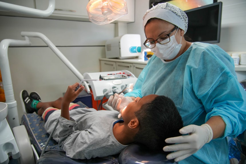 현대자동차 브라질 법인(HMB)이 운영하는 찾아가는 치과 진료 프로젝트 '소리소 시다다우'(Sorriso Cidadao·덴탈 트레일러)에서 치과 전문의가 지역 아동을 진료하고 있는 모습 (현대자동차그룹 제공)