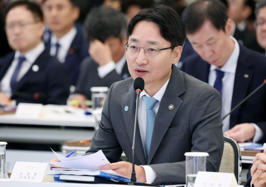 임광현 국세청장이 15일 청와대 영빈관에서 열린 이재명 대통령 주재 부처 업무보고에서 보고하고 있다. 연합뉴스