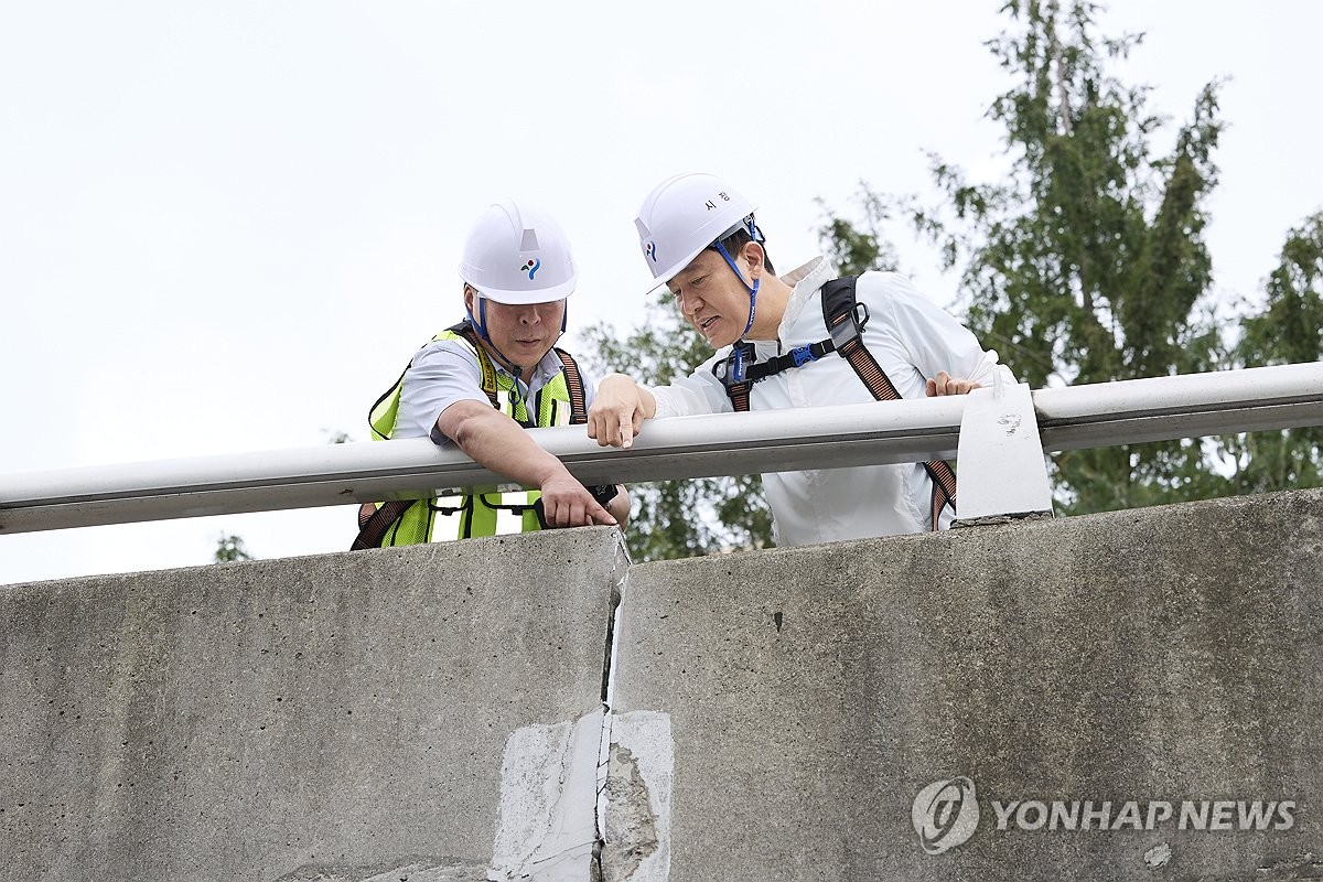 성수대교 단차 점검하는 오세훈 서울시장. 사진=연합뉴스
