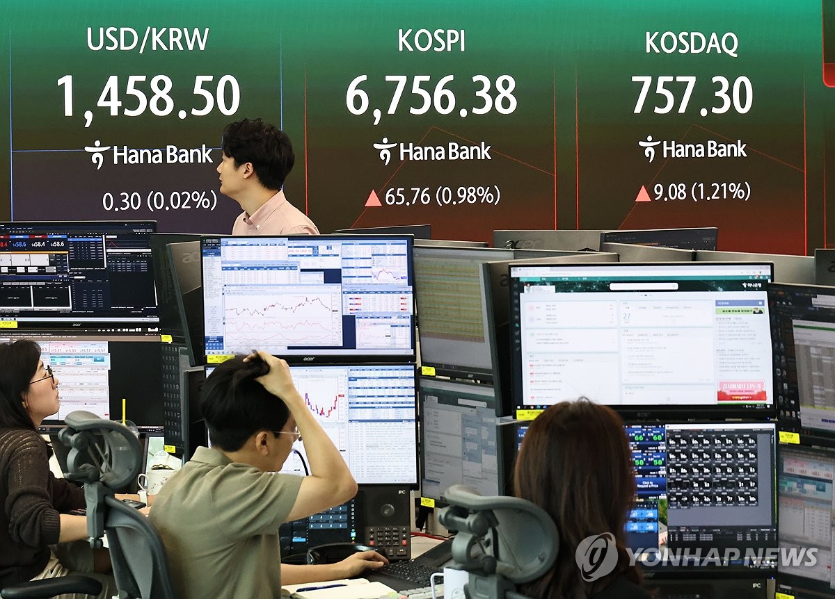 27일 서울 중구 하나은행 딜링룸 현황판에 코스피 등이 표시되고 있다. 사진=연합뉴스