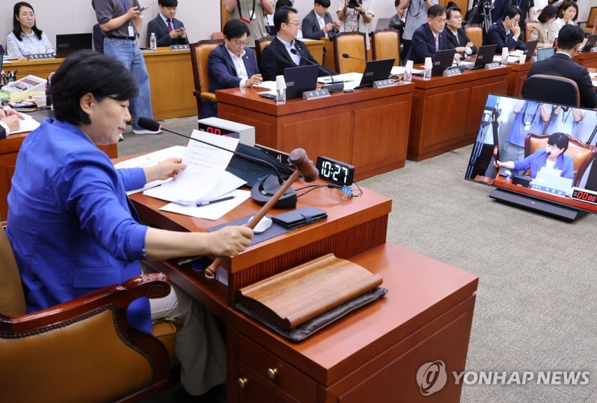 서영교 법사위원장이 27일 국회에서 열린 법제사법위원회 전체회의에서 의사봉을 두드리고 있다.