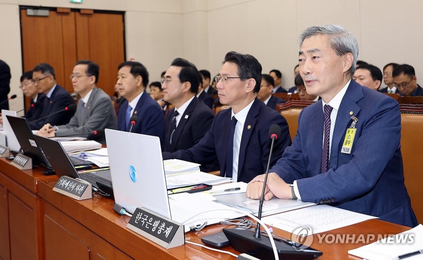 신현송 한국은행 총재(오른쪽)가 29일 국회에서 열린 재정경제기획위원회 전체회의에서 위원들의 질의에 답하고 있다. (사진=연합뉴스)