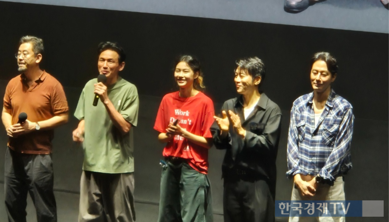 (왼쪽부터)나홍진 감독, 배우 황정민, 정호연, 음문석, 조인성이 29일 오후 서울 강남구 삼성동 메가박스 코엑스에서 열린 영화 '호프' 무대인사에 참석해 팬들에 감사 인사를 전하고 있다.