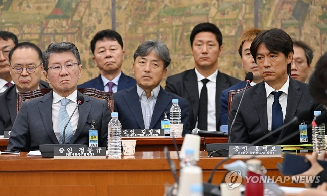 정몽규 전 대한축구협회장과 홍명보 전 축구대표팀 감독이 30일 국회 문화체육관광위원회에서 열린 대한축구협회 현안 관련 청문회에 증인으로 출석했다. 연합뉴스