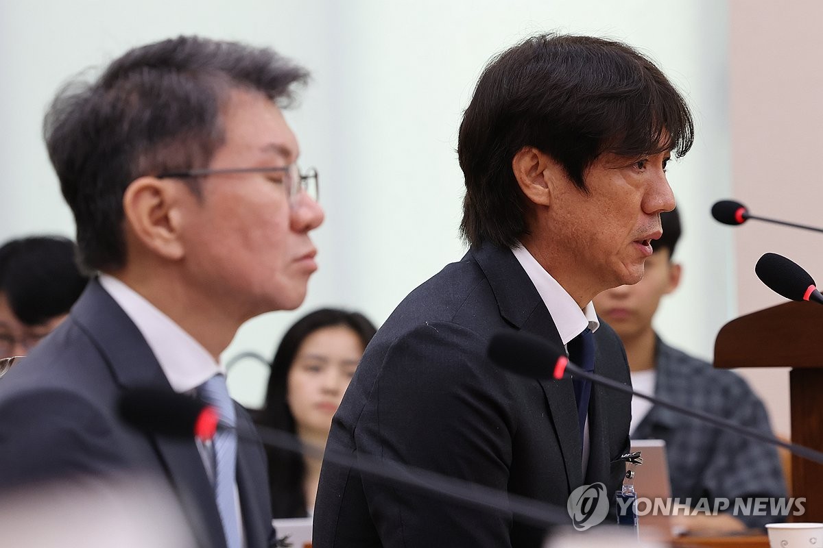 답변하는 홍명보 전 축구대표팀 감독. 왼쪽은 정몽규 전 대한축구협회장. 사진=연합뉴스
