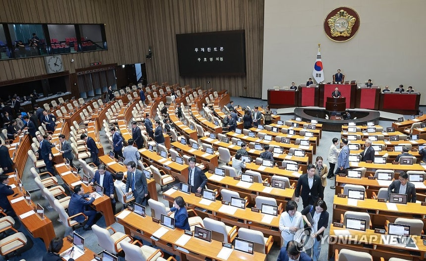 30일 국회 본회의에서 주호영 국힘 의원이 필리버스터를 시작하자 민주당 의원들이 퇴장하고 있다. (사진=연합뉴스)