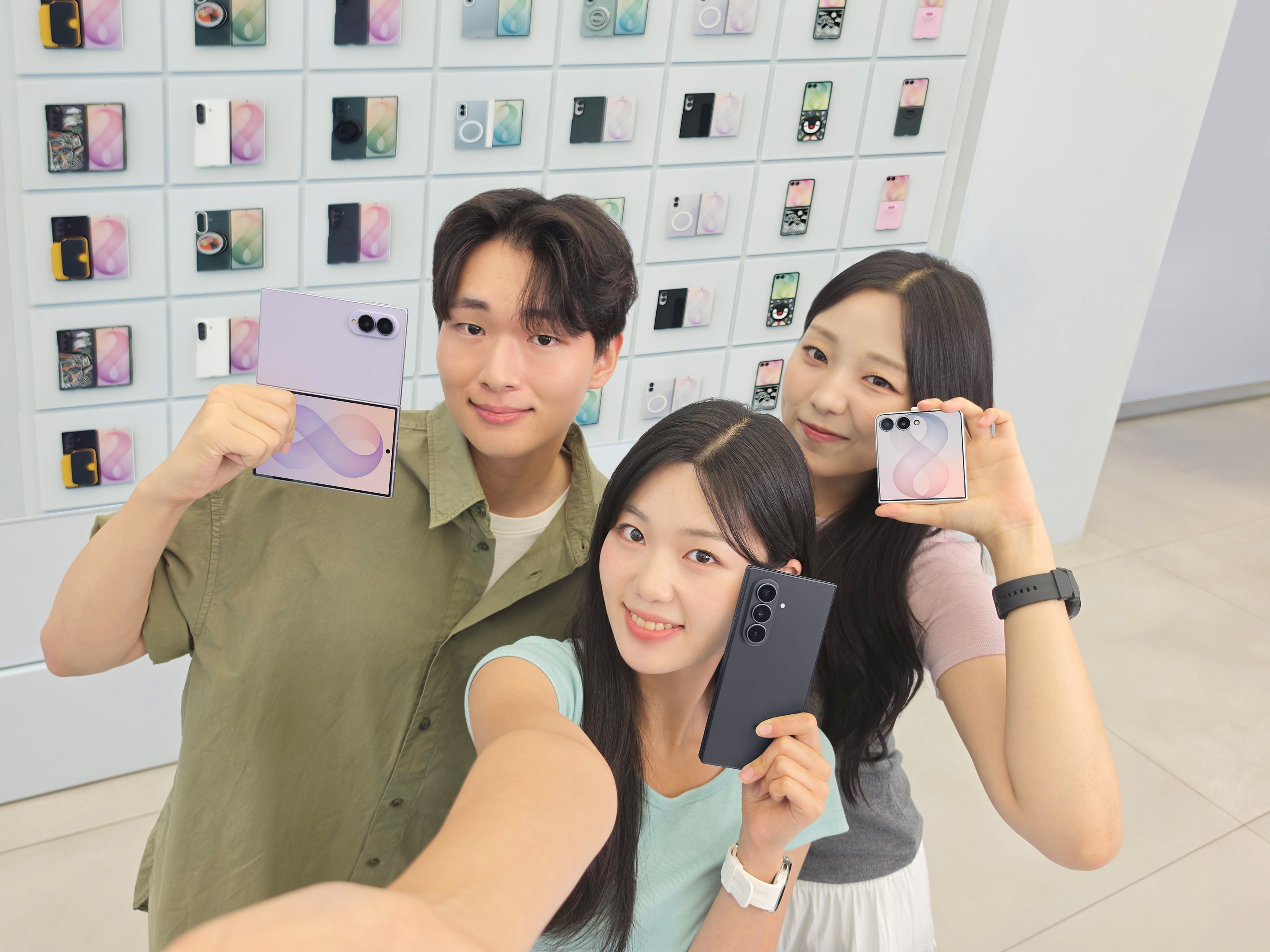 삼성전자 모델이 갤럭시 Z8 시리즈를 소개하는 모습. (사진=삼성전자)