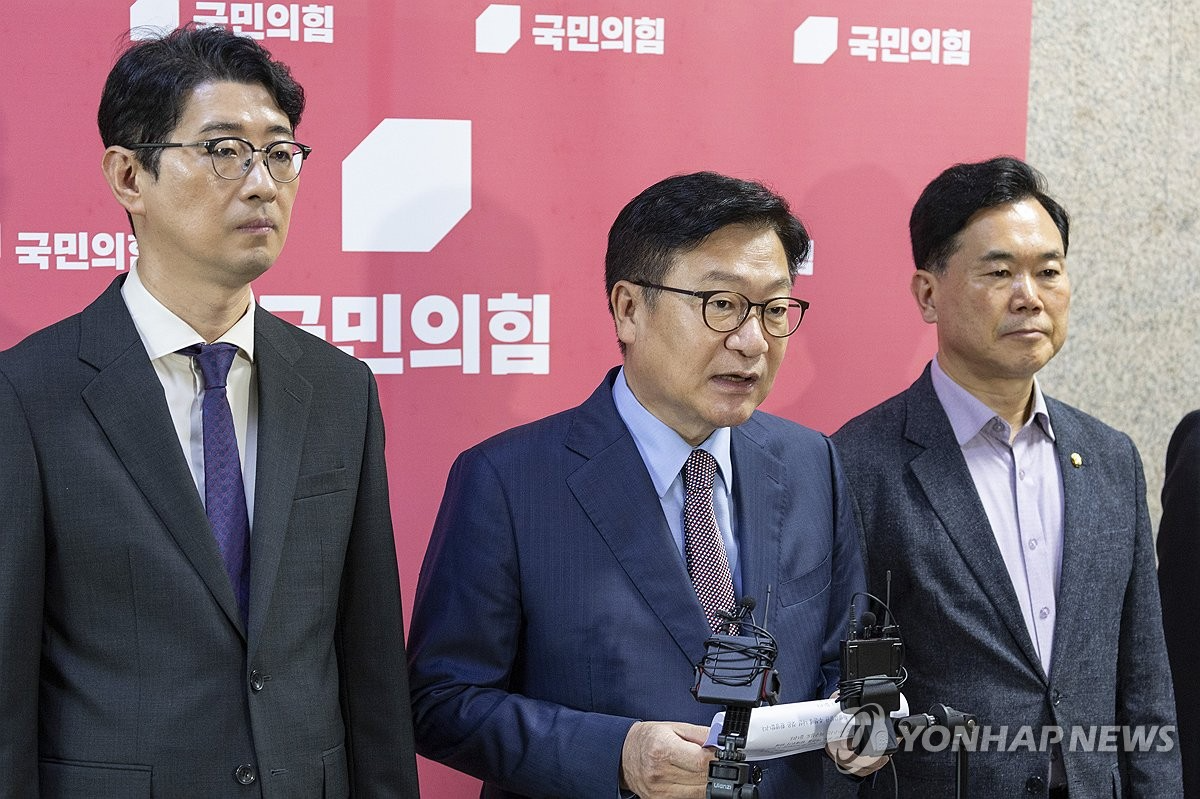 검찰 보완수사권 완전폐지 법안(형사소송법 개정안)'이 여당 주도로 국회 본회의를 통과한 지난달 30일, 정점식 국민의힘 원내대표가 국회에서 형소법 개정안 통과 관련 입장을 밝히고 있다. (사진=연합뉴스)