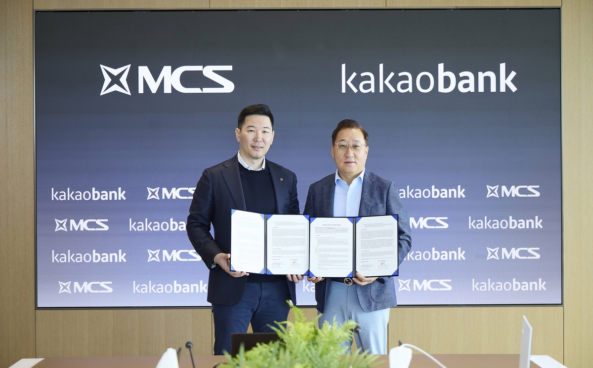 윤호영 카카오뱅크 대표이사(오른쪽)가 지난 4월 3일 경기 성남시 판교오피스에서 열린 업무협약식에서 먀그마르자브 간비얌바(Myagmarjav Ganbyamba) MCS 홀딩스 공동대표(왼쪽)와 함께 기념촬영을 하고 있다. (사진 제공: 카카오뱅크)