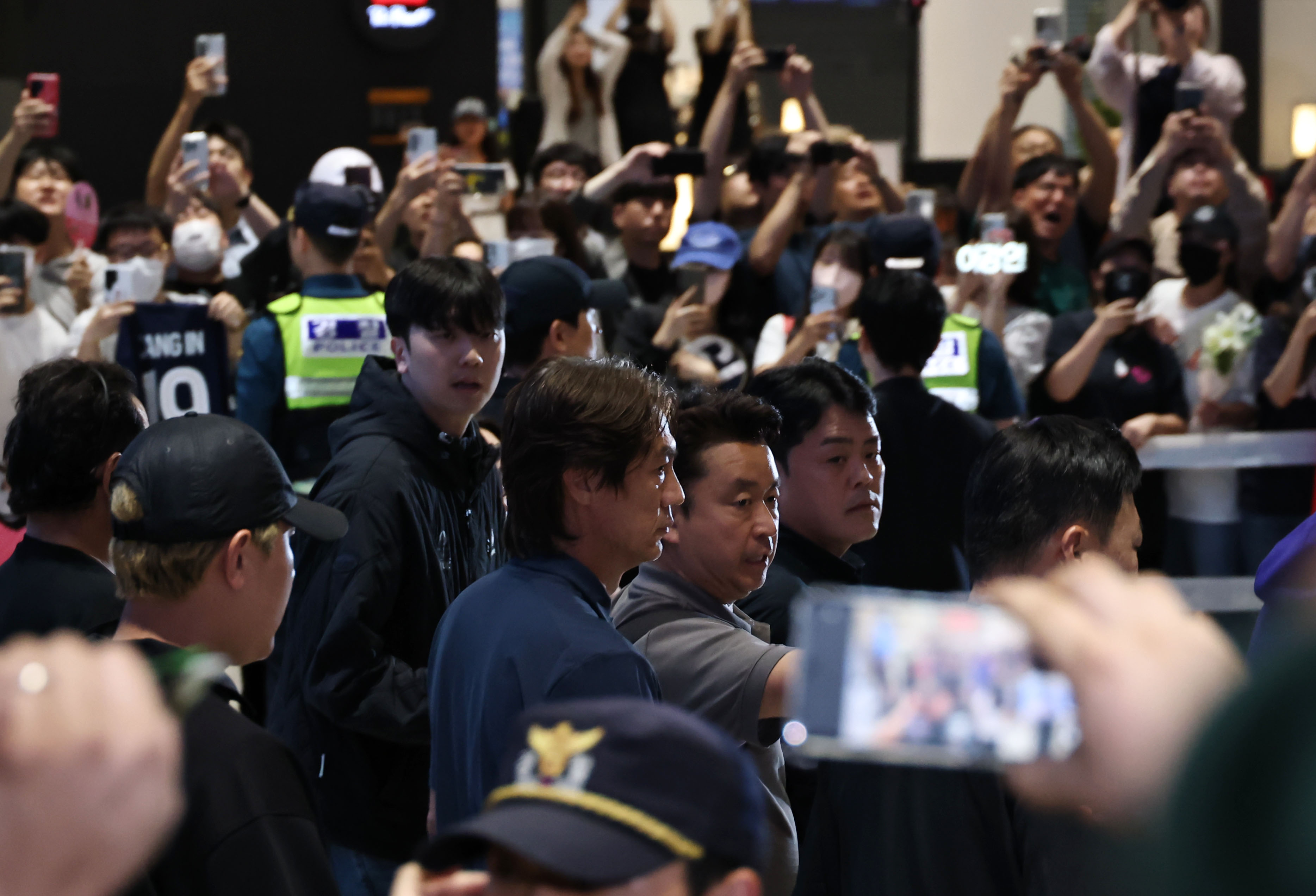 2026 북중미 월드컵에서 사상 최악의 성적을 낸 홍명보 전 축구대표팀 감독이 지난 6월 30일 인천국제공항 제2여객터미널을 통해 귀국하고 있다. 사진=연합뉴스