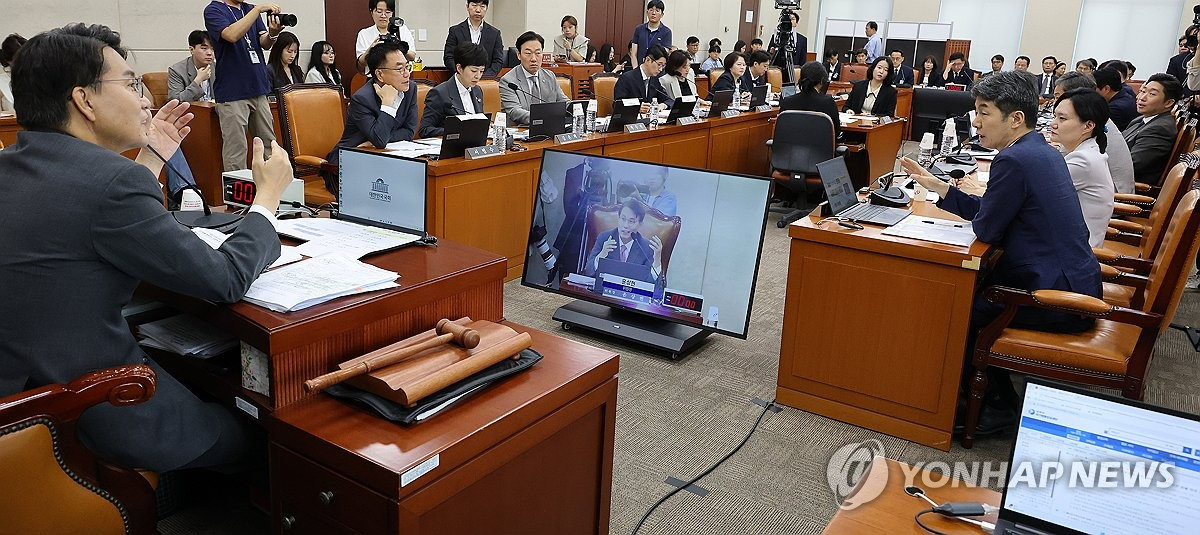 윤상현 국조특위 위원장과 윤건영 여당 간사, 서범수 야당 간사가 10일 국회에서 열린 '제9회 전국동시지방선거 투표용지 부족 사태 등 국민 참정권 침해 진상규명 및 선거관리 개혁을 위한 국정조사 특별위원회' 제3차 청문회에서 재검표 현장검증 날짜 협의를 두고 공방을 이어가고 있다. (사진=연합뉴스)