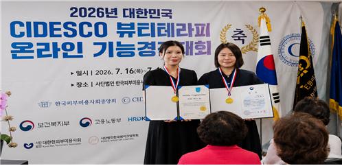 2026 대한민국 CIDESCO 뷰티테라피 기능경진대회에서 나란히 수상한 황혜주 차의과학대학교 교수(오른쪽)와 김민주 로웰에스테틱 원장(왼쪽). 두 사람은 차의과학대학교 대학원에서 지도교수와 박사과정 제자로 학문적 인연을 이어가고 있다. 사진=한국경제TV