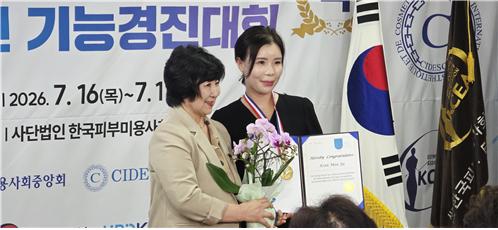 국제 CIDESCO 위원회 회장상을 수상한 김민주 로웰에스테틱 원장(오른쪽). 김 원장은 24년간 피부미용 현장을 지키면서 향장학 석사를 거쳐 현재 차의과학대학교 대학원 보건학 박사과정 마지막 학기를 보내고 있다. 사진=한국경제TV
