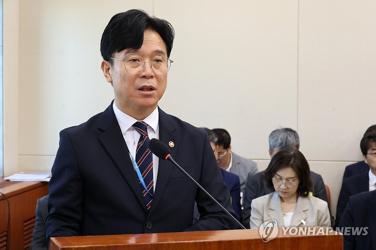 김영훈 고용노동부 장관이 12일 국회 기후에너지환경노동위원회 전체회의에서 업무 보고하고 있다. (사진=연합뉴스)