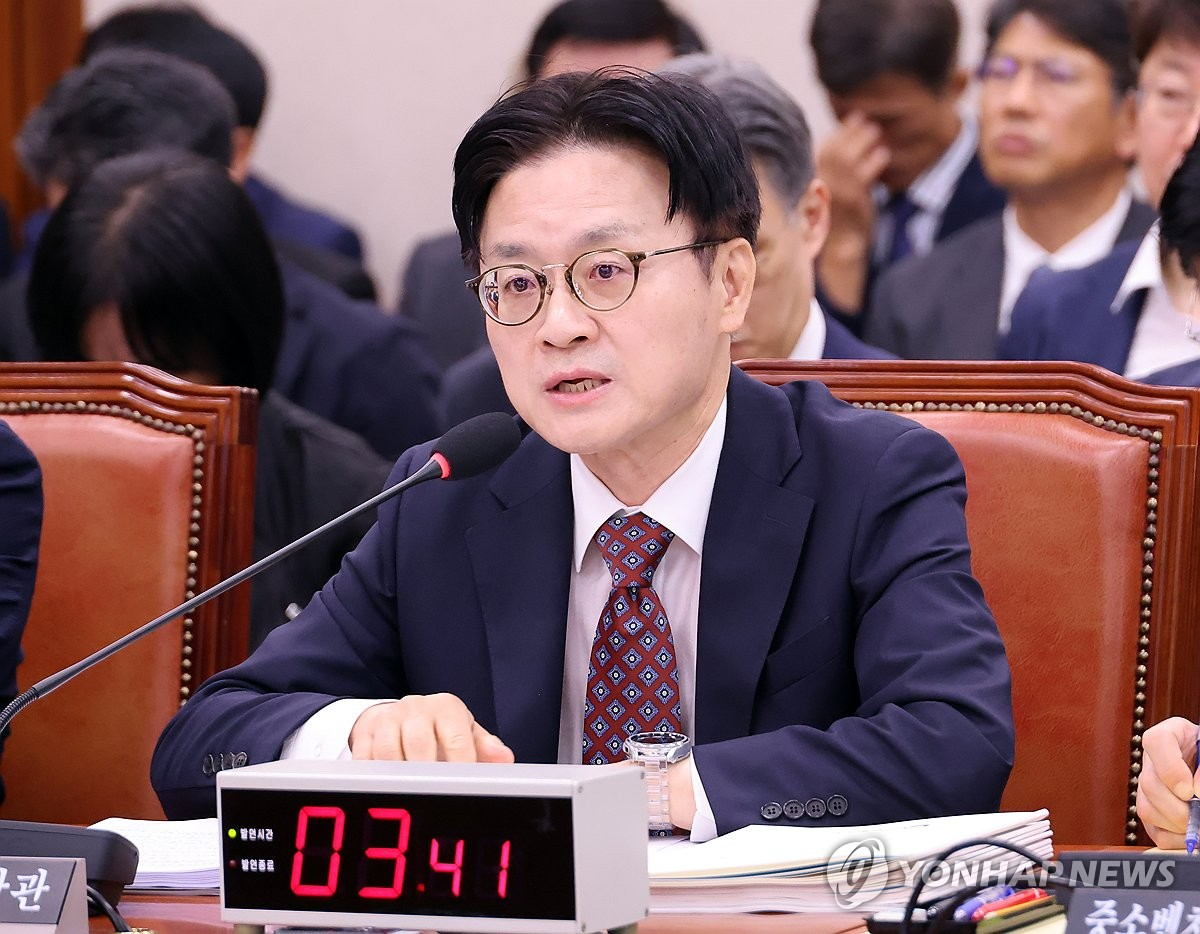 김정관 산업통상부 장관이 12일 국회에서 열린 산업통상자원중소벤처기업위원회 1차 전체회의에서 위원들의 질문에 답하고 있다. (사진=연합뉴스)