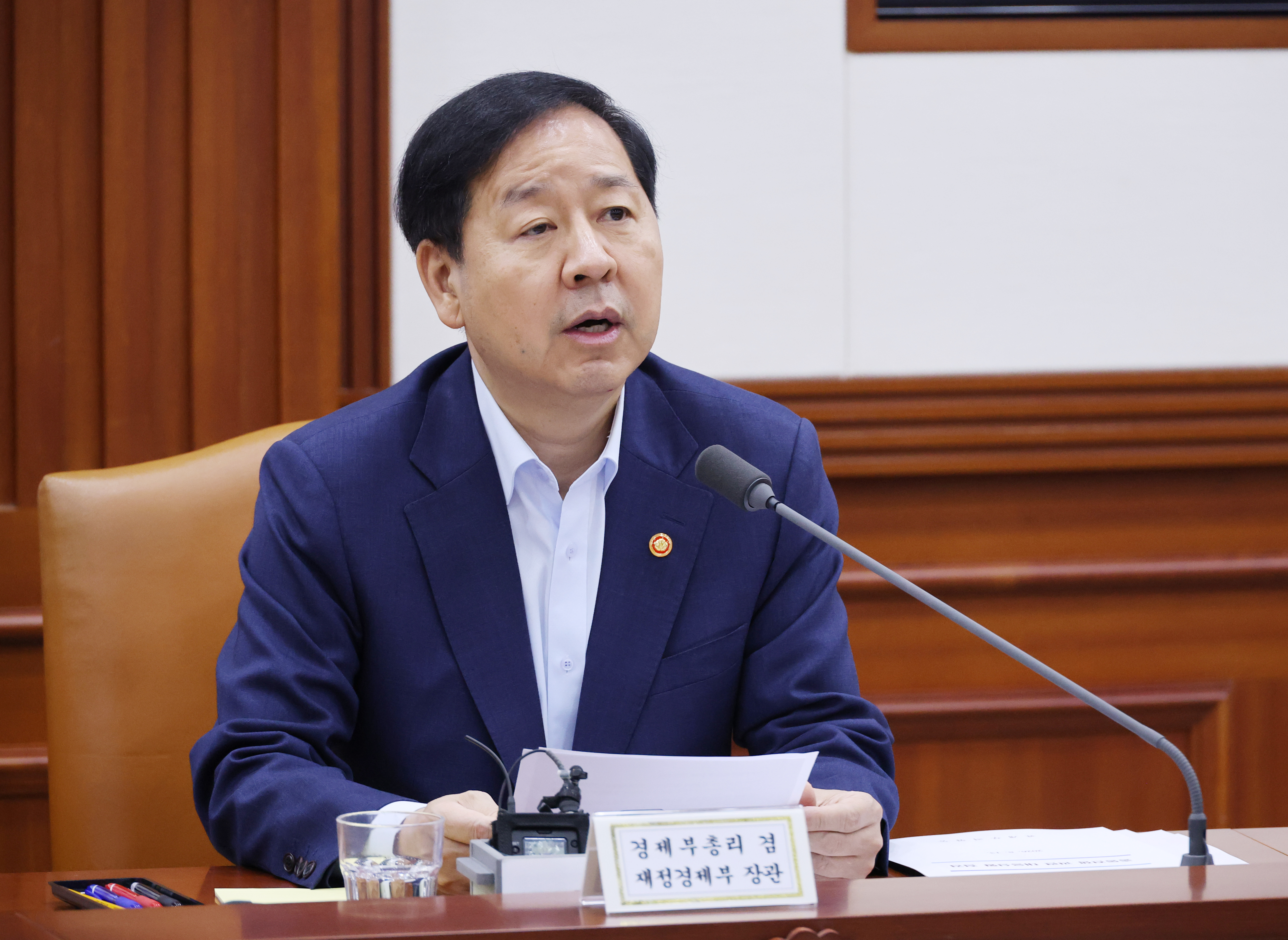 구윤철 부총리 겸 재정경제부 장관이 13일 서울 종로구 정부서울청사에서 열린 비상경제본부 회의 겸 경제관계장관회의 겸 민생물가 특별관리 관계장관 태스크포스( TF)에서 발언하고 있다.