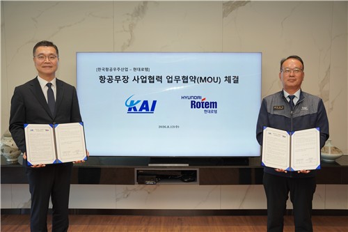 (왼쪽)조형준 현대로템 AD&RH사업본부장과 김용민 KAI사업부문장이 지난 12일 경남 사천 KAI 본사에 진행된 '항공무장 사업 협력 업무협약(MOU)' 체결식에서 기념 촬영을 하는 모습 (현대로템 제공)