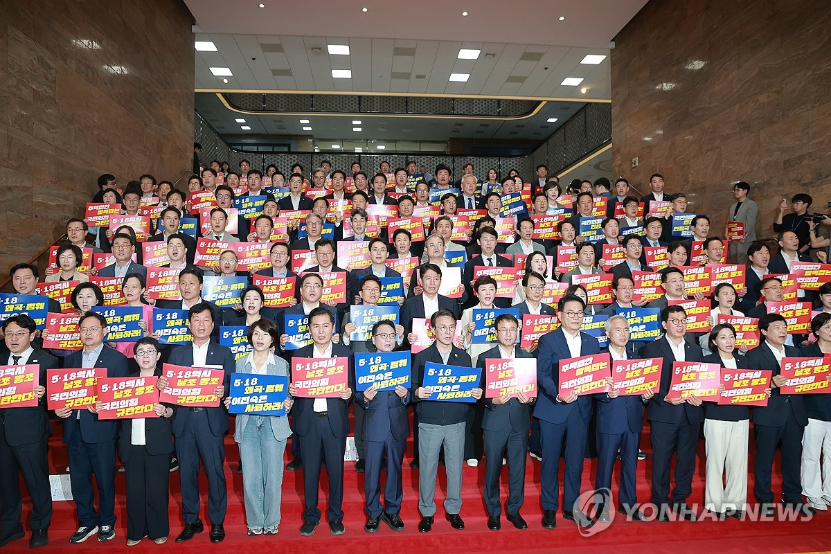 더불어민주당 의원들이 13일 국회 로텐더홀 계단에서 '민생입법 방해·5.18 역사 왜곡 국민의힘 규탄대회'를 하고 있다. (사진=연합뉴스)