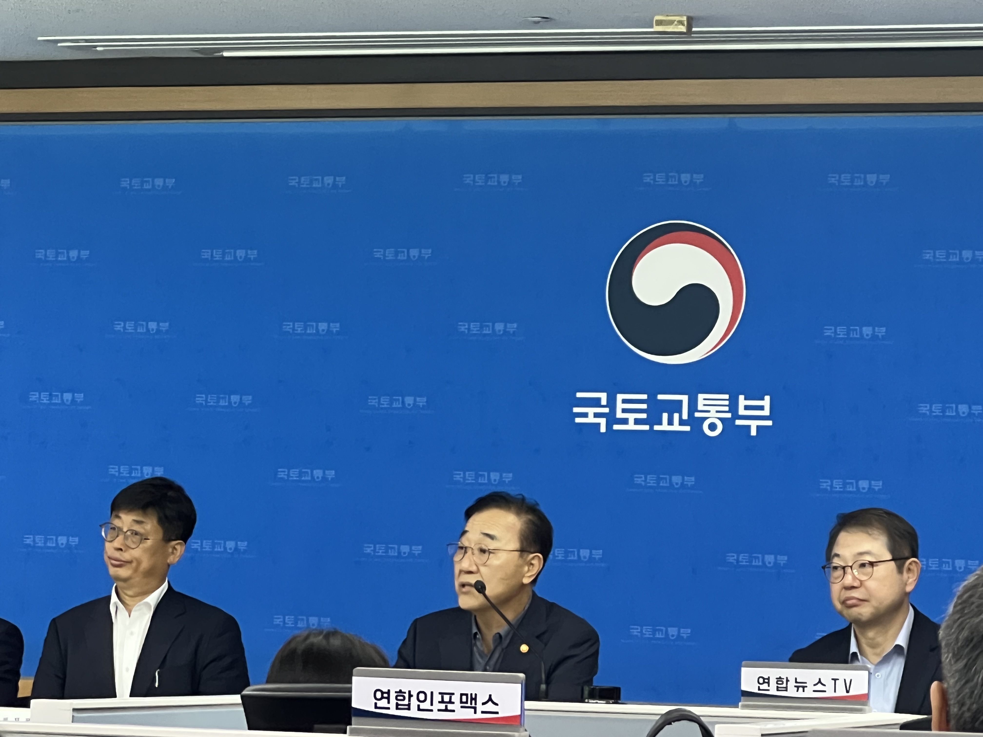 김윤덕 국토교통부 장관(가운데)이 취임 1주년 기자간담회에서 발언하고 있다.