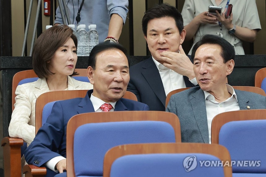 국민의힘 나경원 의원(왼쪽부터), 박덕흠 국회부의장, 국민의힘 김태호· 김석기 의원이 17일 국회에서 열린 의원총회에 참석해 대화하고 있다./연합뉴스